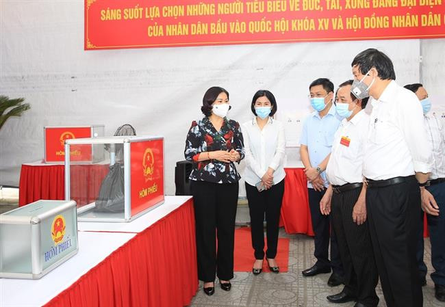Phó Bí thư Thường trực Thành ủy Nguyễn Thị Tuyến: Khoanh vùng tại chỗ, xử lý kịp thời, không để điểm bỏ phiếu nào thành điểm lây nhiễm