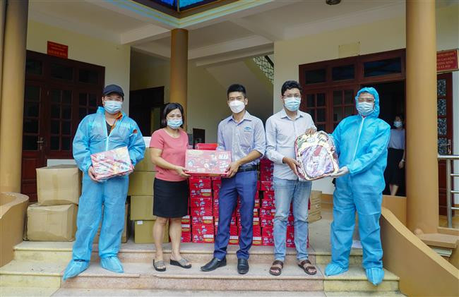 Vinamilk và Quỹ sữa vươn cao Việt Nam trao 8.400 hộp sữa và nhiều quà tặng cho trẻ em đang cách ly do dịch bệnh tại Điện Biên