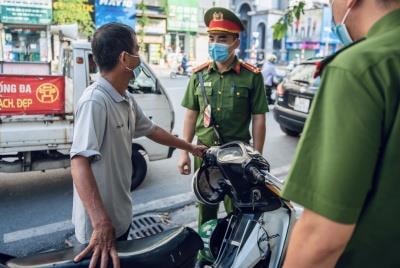 Hà Nội: Muôn kiểu vi phạm giãn cách xã hội