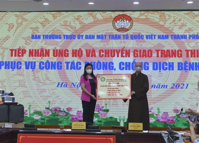 Ủy ban Mặt trận Tổ quốc Thành phố Hà Nội tiếp nhận và chuyển giao trang thiết bị phòng, chống dịch