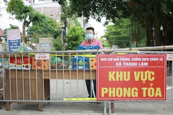 Cả thôn ''cửa đóng then cài'' vì có camera ''phạt nguội''