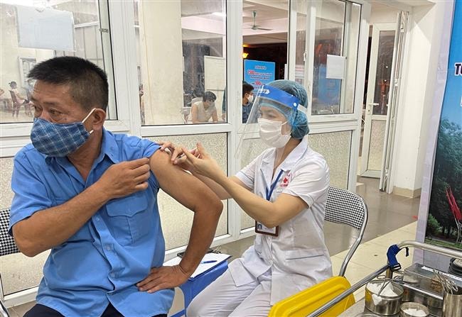 Hà Nội tăng tốc tiêm vắc xin phòng Covid-19, người dân được tiêm vào buổi tối