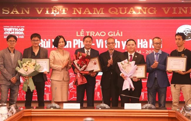 Nhạc sĩ Hồng Đăng nhận Giải thưởng Lớn - Vì tình yêu Hà Nội năm 2021