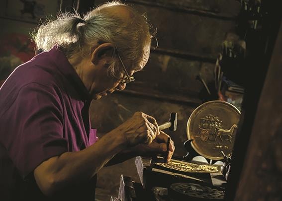 Hồi sinh nghề chạm bạc truyền thống...