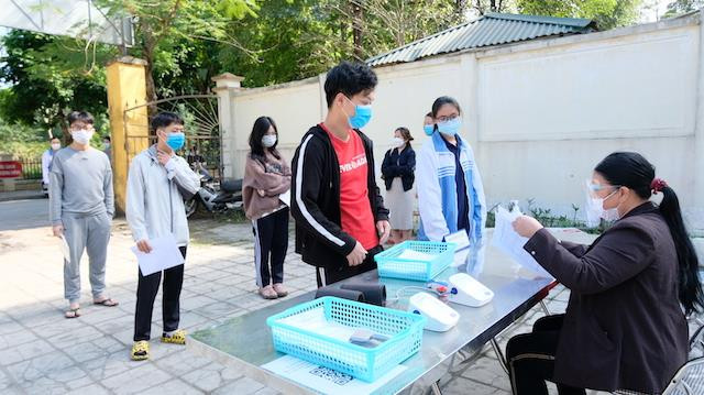 Vì sao Hà Nội tạm dừng tiêm 2 lô vaccine được gia hạn?