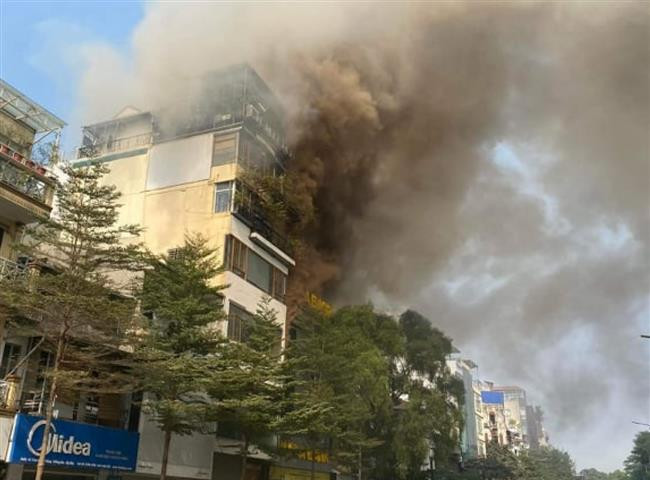 Hà Nội: Cháy lớn tại ngôi nhà trên phố Tôn Đức Thắng