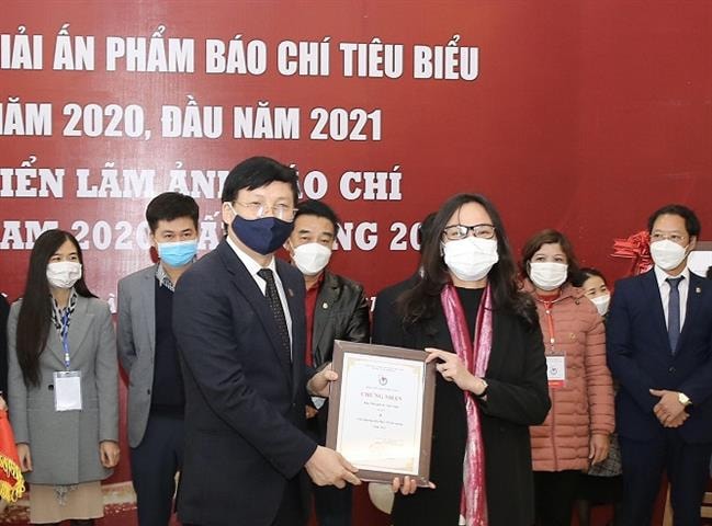 Người Hà Nội đoạt giải B bìa báo Tết ấn tượng năm 2021