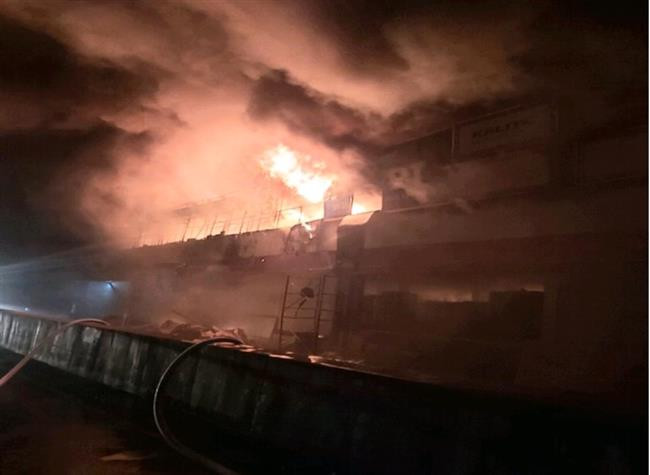Hà Nội: Cháy lớn ở cửa hàng đồ gia dụng, cảnh sát cứu thoát 1 người mắc kẹt