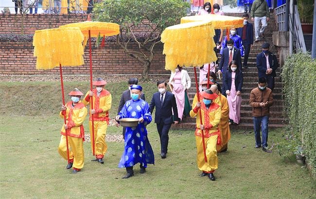 Dựng cây nêu, thả cá chép đón năm mới tại Hoàng thành Thăng Long