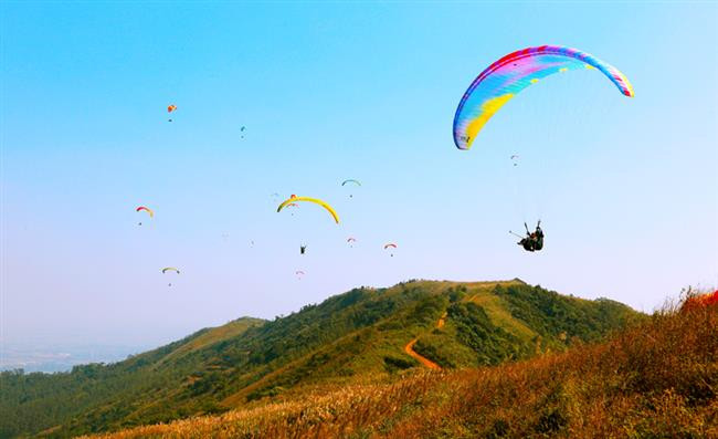 Trải nghiệm bay dù ở đồi Bù