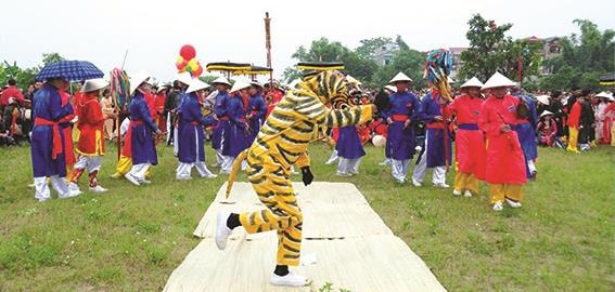 Chúa sơn lâm trong hội làng Hà Nội