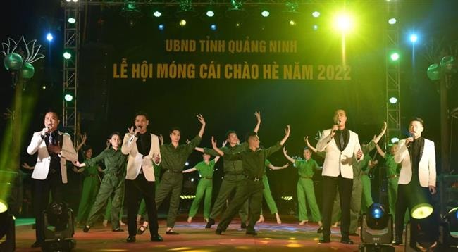 Áo dài Việt Nam lộng lẫy bên dòng sông Ka Long