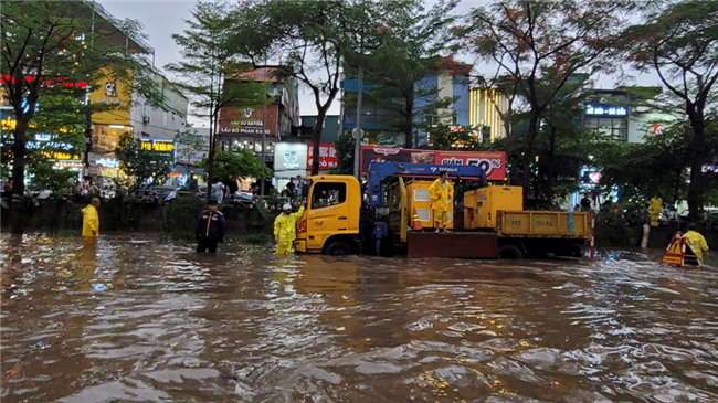 Bao giờ Hà Nội hết lo ngập úng sau mưa lớn?