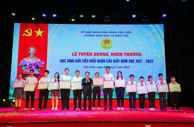 Quận Cầu Giấy (Hà Nội): Tuyên dương, khen thưởng học sinh giỏi tiêu biểu năm học 2021-2022