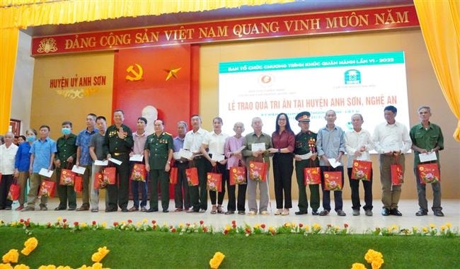 Thăm, tặng quà cho các gia đình chính sách, thương binh và các gia đình có hoàn cảnh khó khăn