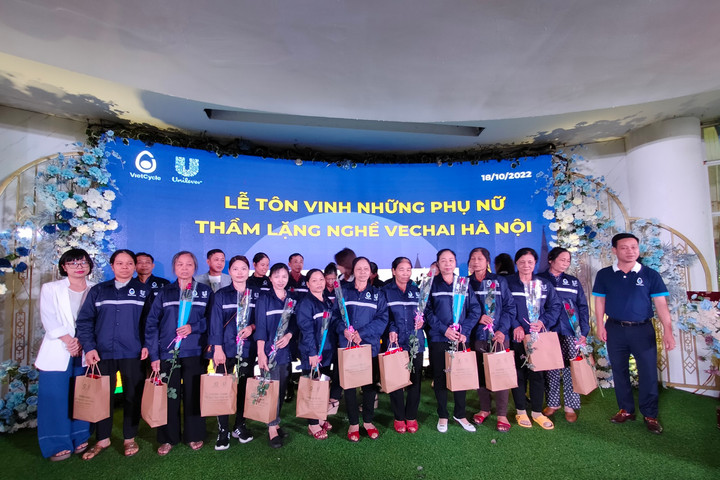 Unilever Việt Nam cải thiện điều kiện làm việc và sinh kế cho phụ nữ làm công tác thu gom rác thải nhựa