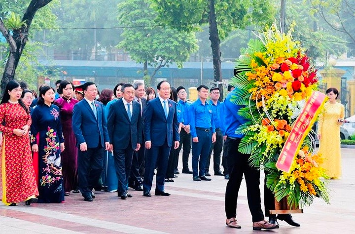 Lãnh đạo TP. Hà Nội đặt hoa tưởng niệm tại Tượng đài Lênin