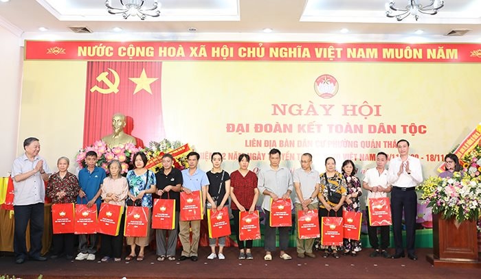 Chủ tịch Quốc hội Vương Đình Huệ dự Ngày hội Đại đoàn kết toàn dân tộc tại phường Quán Thánh, quận Ba Đình