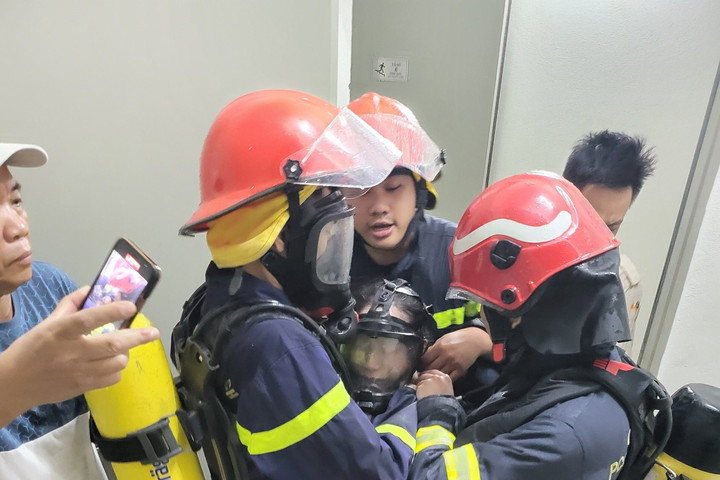 Cảnh sát cứu 2 phụ nữ mắc kẹt trong đám cháy chung cư Victoria Văn Phú