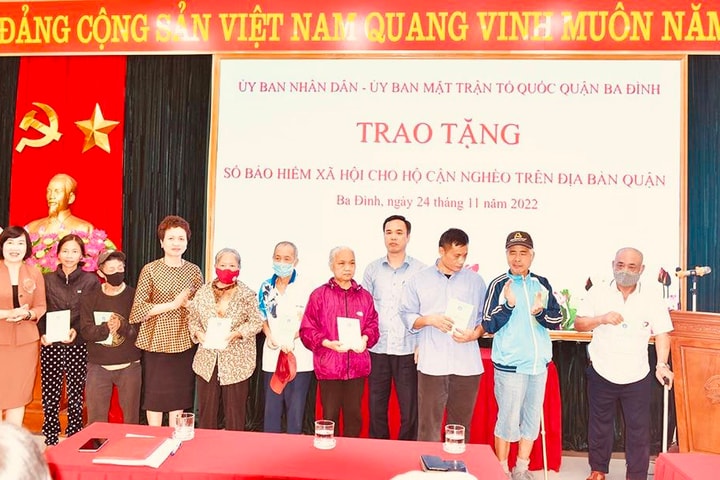 Quận Ba Đình trao tặng sổ bảo hiểm xã hội cho hộ cận nghèo