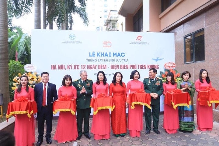 Khai mạc trưng bày “Hà Nội, ký ức 12 ngày đêm Điện Biên Phủ trên không”