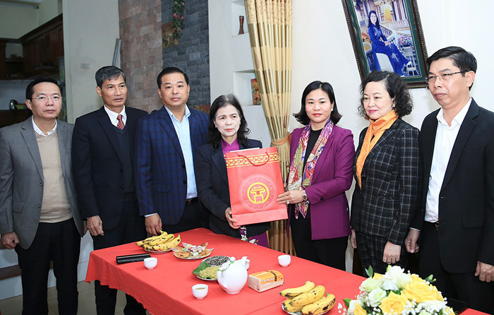 Phó Bí thư Thường trực Thành ủy Nguyễn Thị Tuyến thăm, tặng quà gia đình chính sách quận Nam Từ Liêm