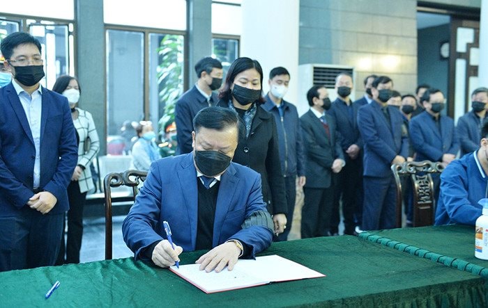 Đoàn đại biểu thành phố Hà Nội viếng đồng chí Vũ Oanh