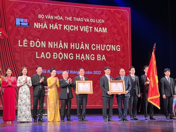 NSƯT Xuân Bắc và Nhà hát Kịch Việt Nam nhận Huân chương Lao động