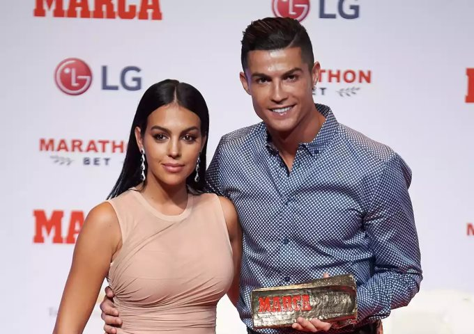 Bạn gái Ronaldo - Lọ lem thời hiện đại