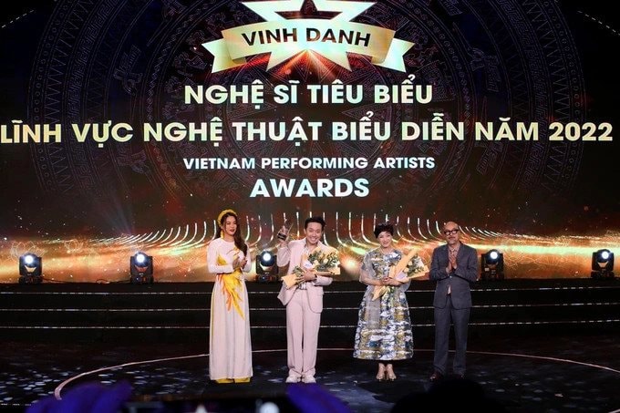 Trấn Thành và NSND Lê Khanh được vinh danh là diễn viên nổi bật năm 2022