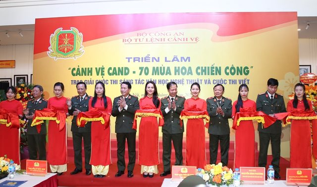 Khai mạc triển lãm "Cảnh vệ Công an nhân dân - 70 mùa hoa chiến công"