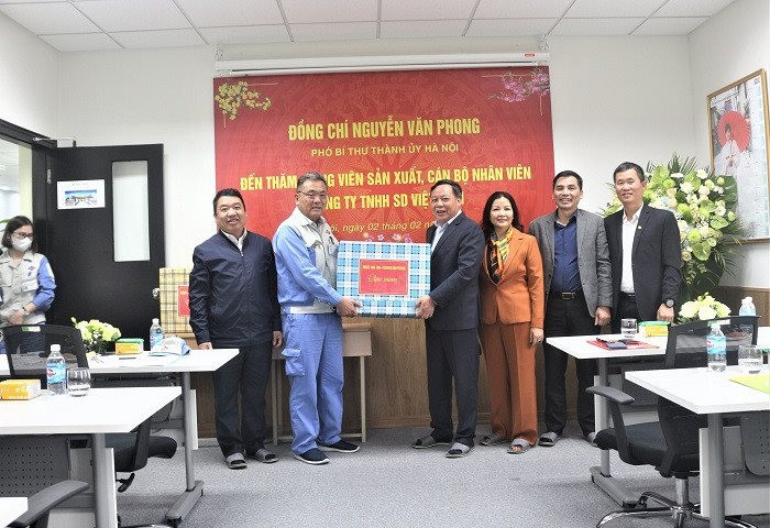 Phó Bí thư Thành ủy Nguyễn Văn Phong thăm, động viên sản xuất đầu năm tại Mê Linh, Đông Anh