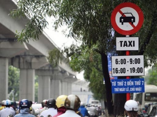 Hà Nội cân nhắc việc dỡ bỏ biển cấm taxi