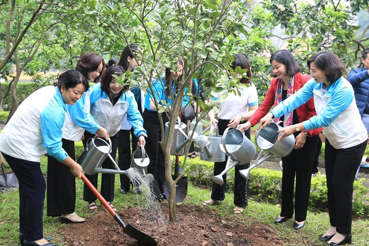 Phụ nữ Thủ đô phát động Tết trồng cây và thi đua cao điểm học tập làm theo lời Bác