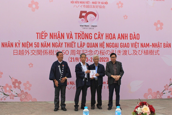 Nhật Bản trao tặng 110 cây hoa anh đào cho Hà Nội