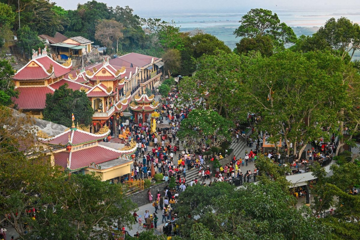 Chinh phục núi Bà Đen - "nóc nhà Nam Bộ"