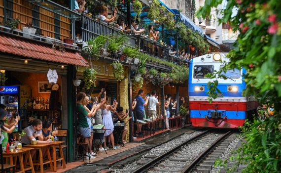 Hà Nội yêu cầu không tổ chức tour đưa khách đến khu vực "cà phê đường tàu"