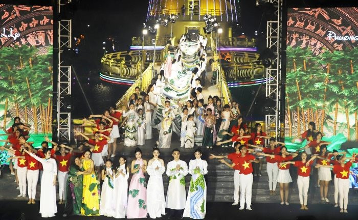 Xác lập kỷ lục Guinness áo dài dài nhất Việt Nam tại Lễ hội Đền Hùng 2023