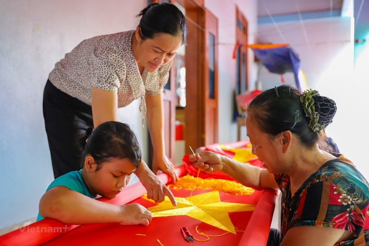 Làng Từ Vân: Ngôi làng thêu những lá cờ Tổ quốc