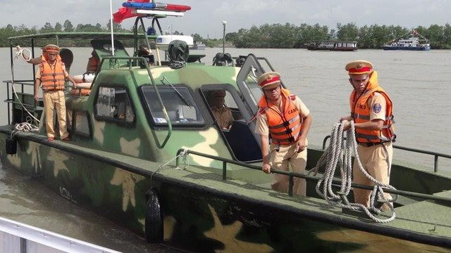 Hà Nội phạt lái tàu trên sông Hồng vi phạm nồng độ cồn