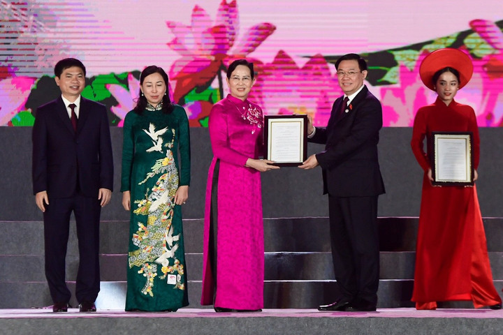 Chủ tịch Quốc hội Vương Đình Huệ trao quyết định công nhận 2 bảo vật quốc gia cho tỉnh Hà Nam