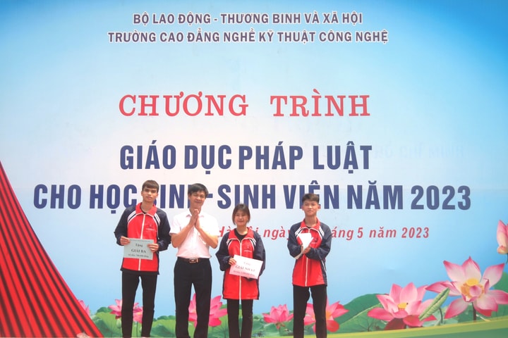 Trường Cao đẳng nghề Kỹ thuật Công nghệ giáo dục pháp luật cho học sinh sinh viên