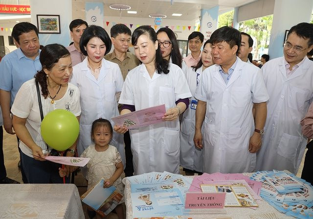 Bộ trưởng Y tế kiểm tra chiến dịch bổ sung Vitamin A cho trẻ em tại Hà Nội