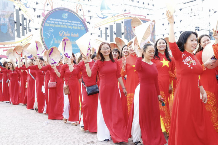 Hơn 6 nghìn người diễu hành “Tôn vinh áo dài – di sản văn hóa Việt Nam”