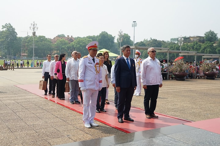 Đoàn đại biểu cấp cao Thành ủy La Habana (Cuba) viếng Chủ tịch Hồ Chí Minh