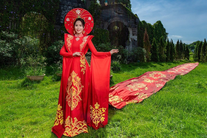 Áo dài “Dấu ấn thời gian” của nhà thiết kế Hoàng Ly xác lập kỷ lục Guiness Việt Nam