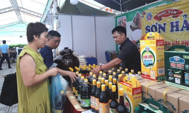 Tuần hàng quảng bá, giới thiệu và bán nông sản thực phẩm các tỉnh, thành phố tại Hà Nội