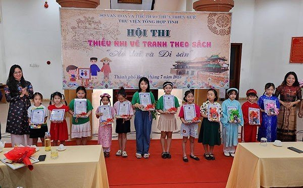 Học sinh thi vẽ tranh quảng bá di sản văn hóa Huế trên áo dài