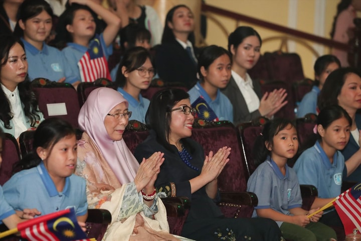 Phu nhân Thủ tướng Việt Nam và Malaysia thưởng thức múa rối nước tại nhà hát múa rối nước Bông Sen