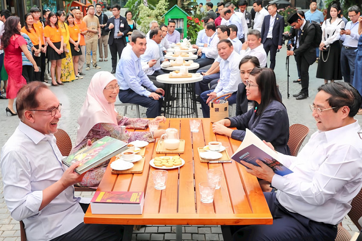 Thủ tướng Phạm Minh Chính và Thủ tướng Malaysia cùng hai phu nhân thăm Phố Sách 19/12 tại quận Hoàn Kiếm